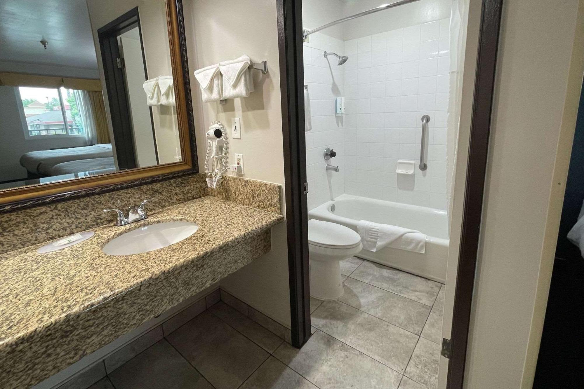 Quality Inn Ontario Airport Convention Center Exterior photo